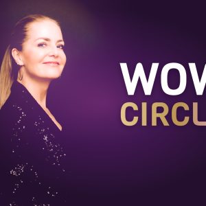 Sabine Altena in Paillettenjacke lächelt in die Kamera, daneben der Schriftzug WOW Circle